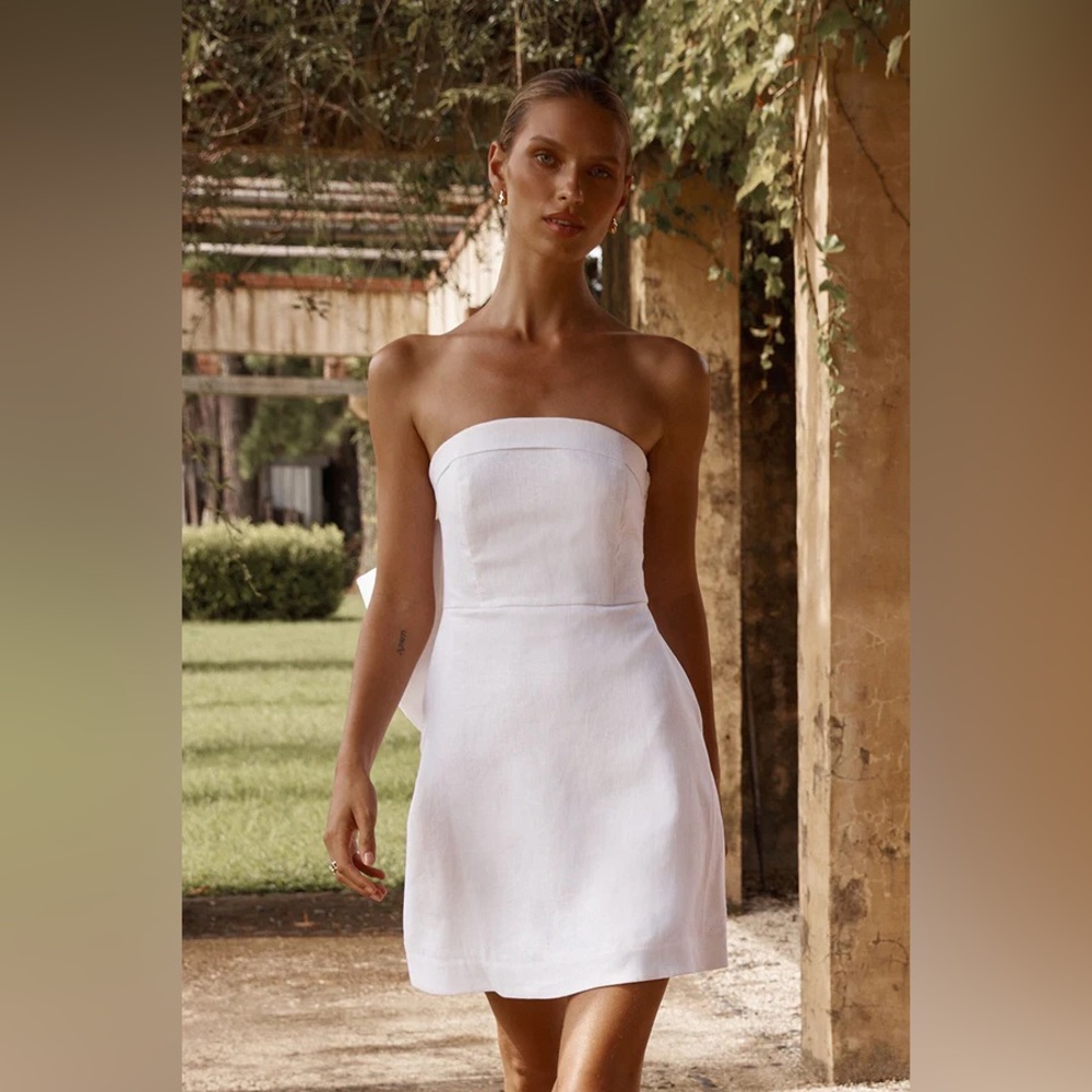 AISLE WHITE LINEN BACK BOW DRESS